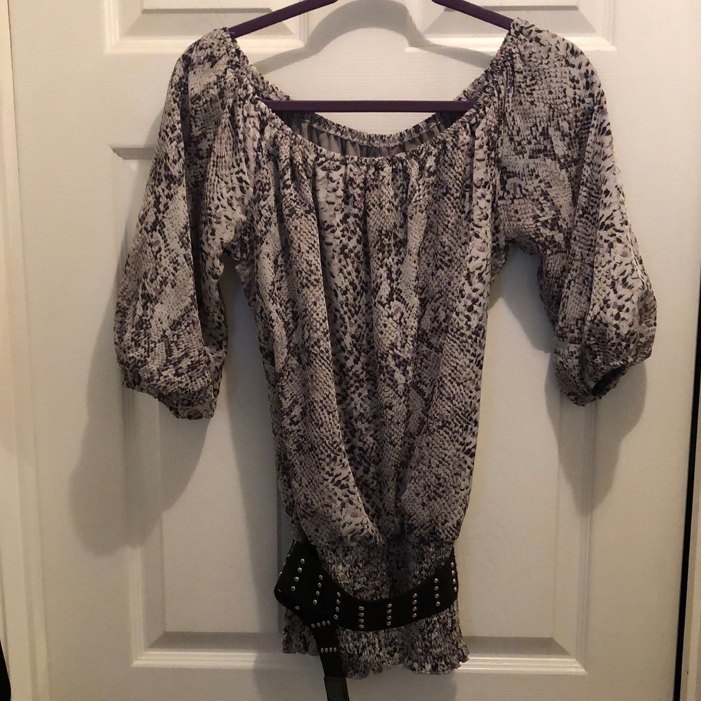Size medium very cute.. comes with the studded belt